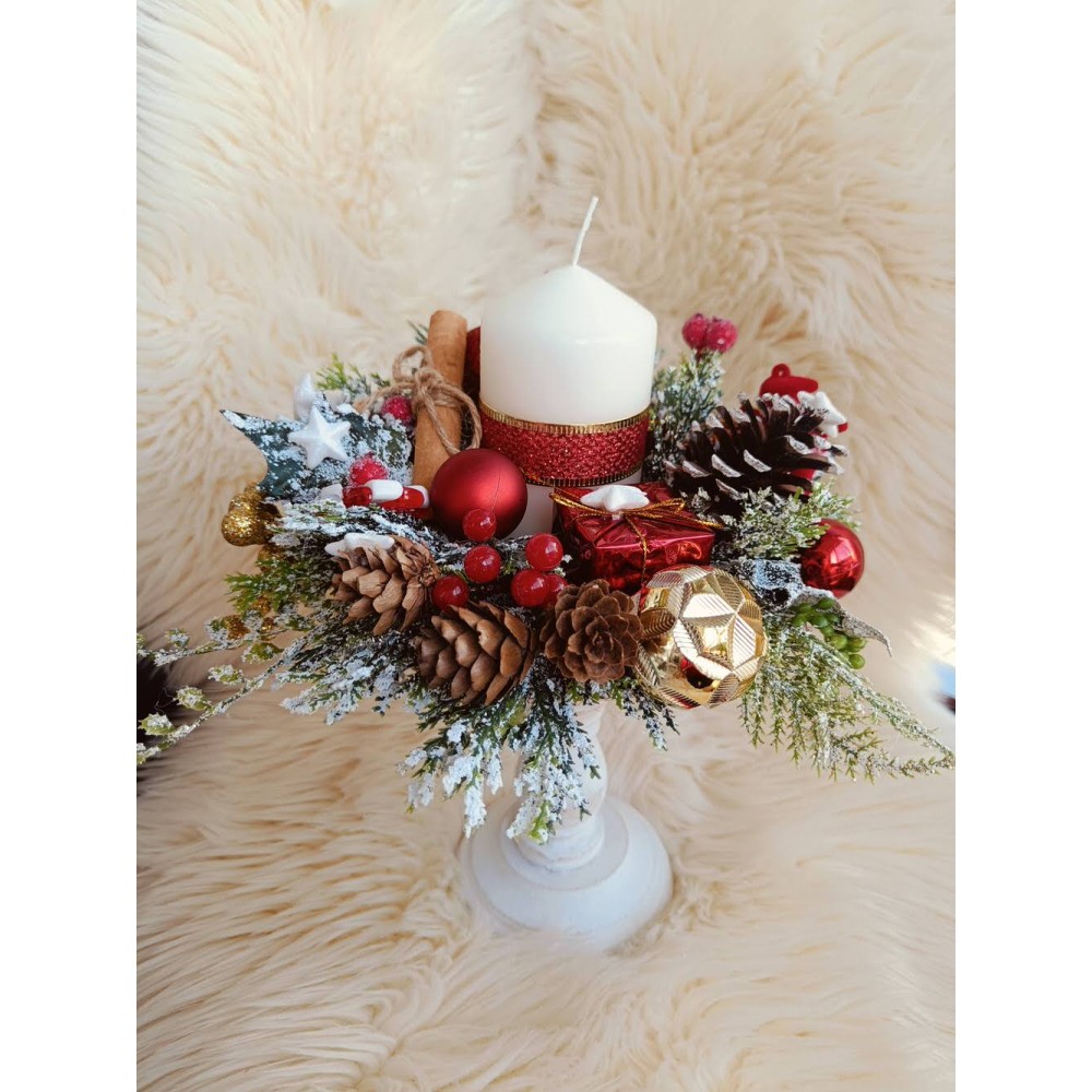 Decoratiune cu globulete si lumanare de Craciun