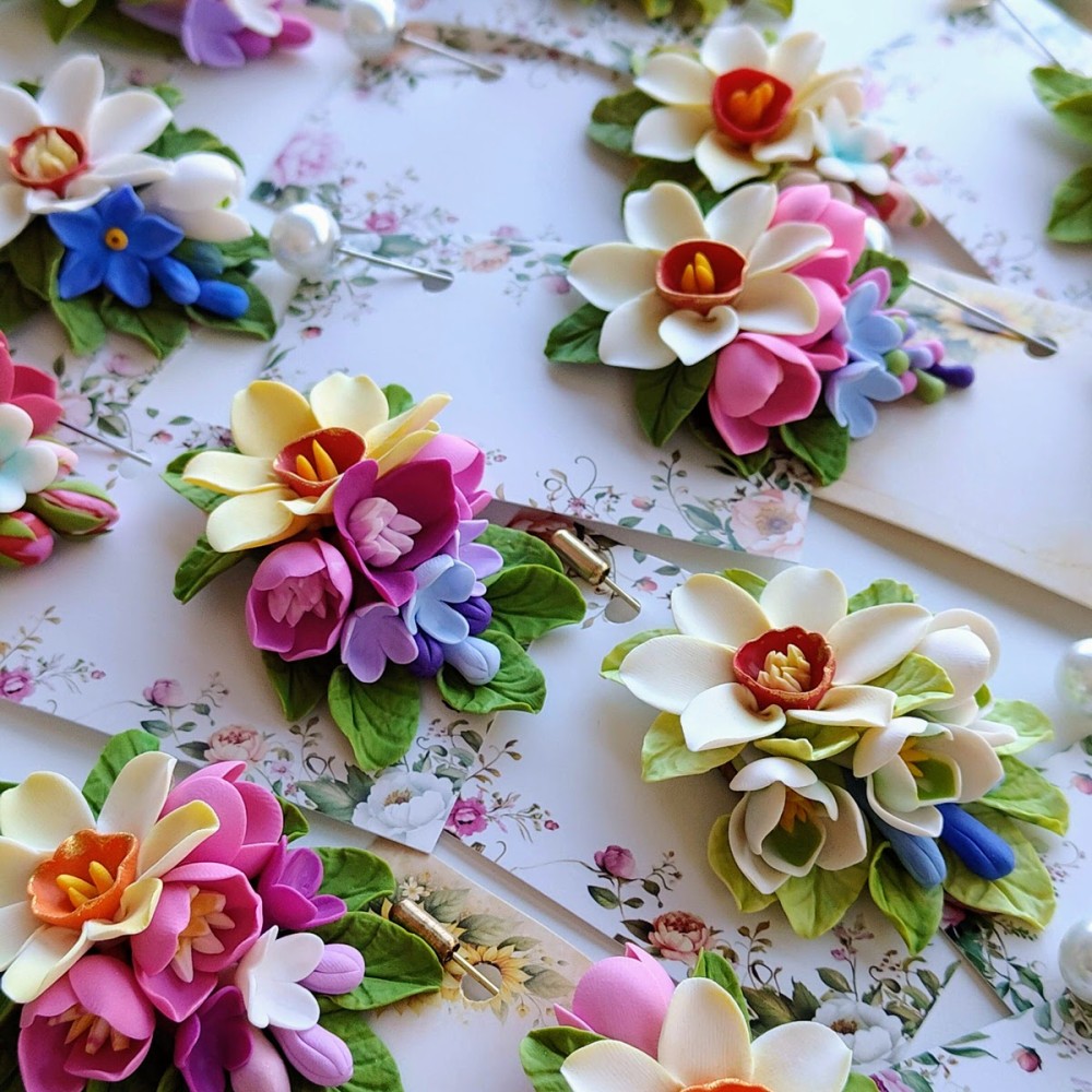 Brosa martisor cu narcise si liliac - modele unicat