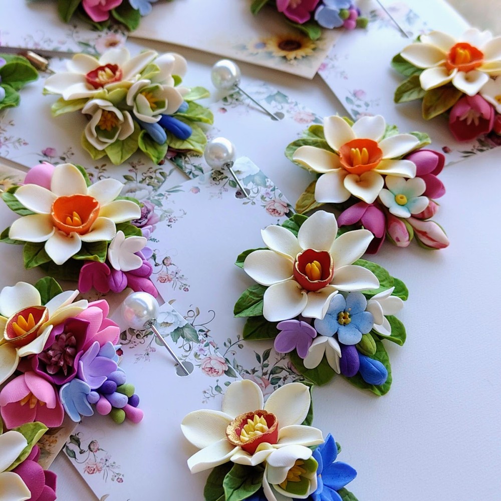 Brosa martisor cu narcise si liliac - modele unicat
