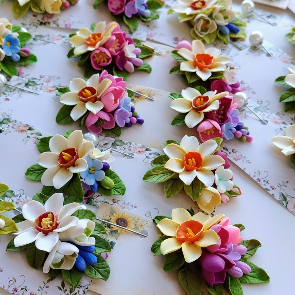 Brosa martisor cu narcise si liliac - modele unicat