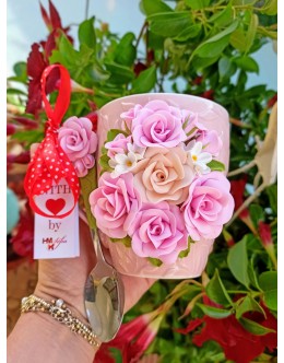 Set cană personalizată și linguriță cu flori de trandafir