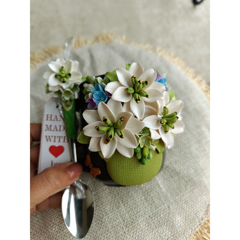 Set cană și linguriță personalizate - coșulet cu flori de crin
