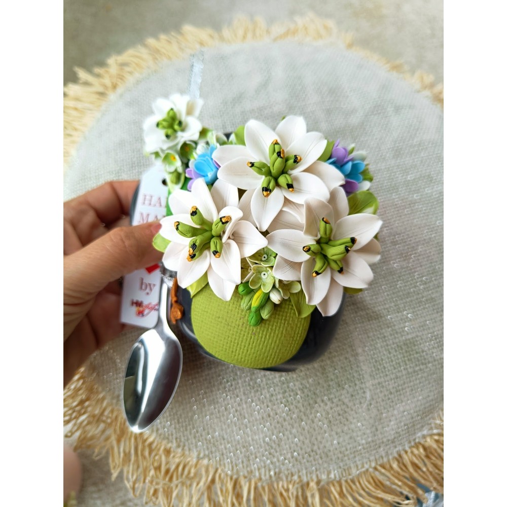 Set cană și linguriță personalizate - coșulet cu flori de crin