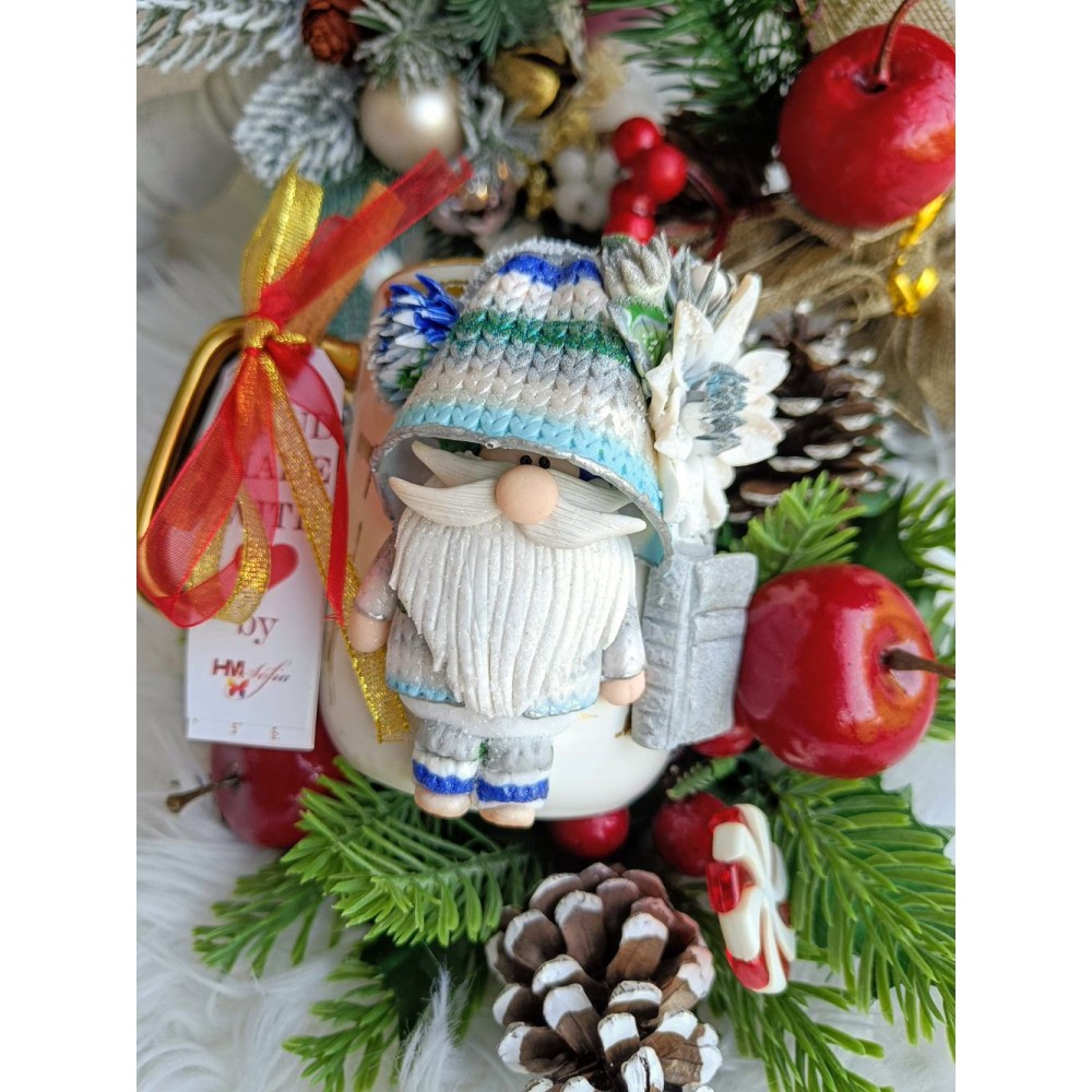 Gnomul cu haine croșetate de bunica - Cană personalizată cu motive de Crăciun