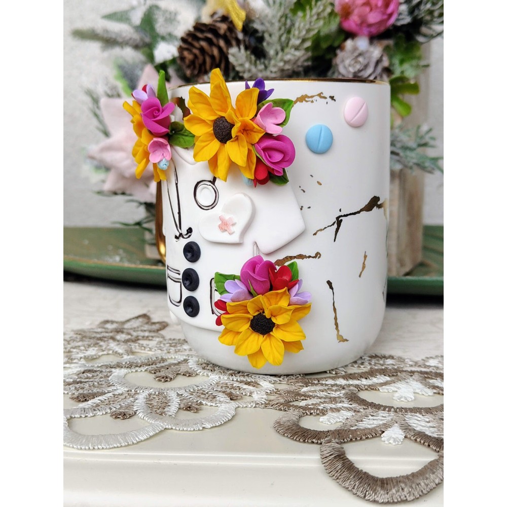 Cană personalizabilă doctor / asistent uniformă culoare alb cu pastiluțe și stetoscop