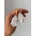 Cercei sub formă de frunze, albi cu accente aurii