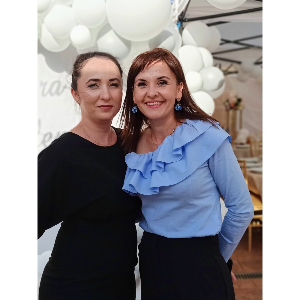 Cercei sub formă de frunze, cu flori albastre și accente aurii