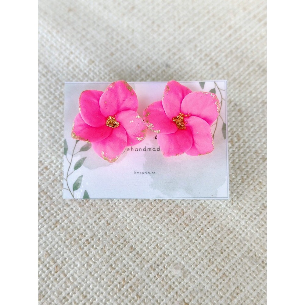 Cercei roz cu tijă și șurub - model floral