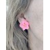 Cercei roz cu tijă și șurub - model floral