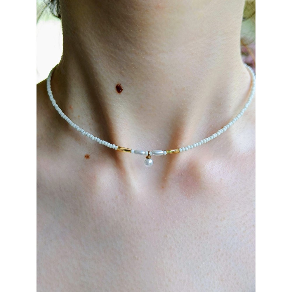 Colier la baza gatului din margele de nisip albe de 2 mm cu accesorii aurii