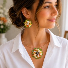 Set handmade pandantiv și cercei cu flori multicolore Set handmade pandantiv și cercei cu flori multicolore