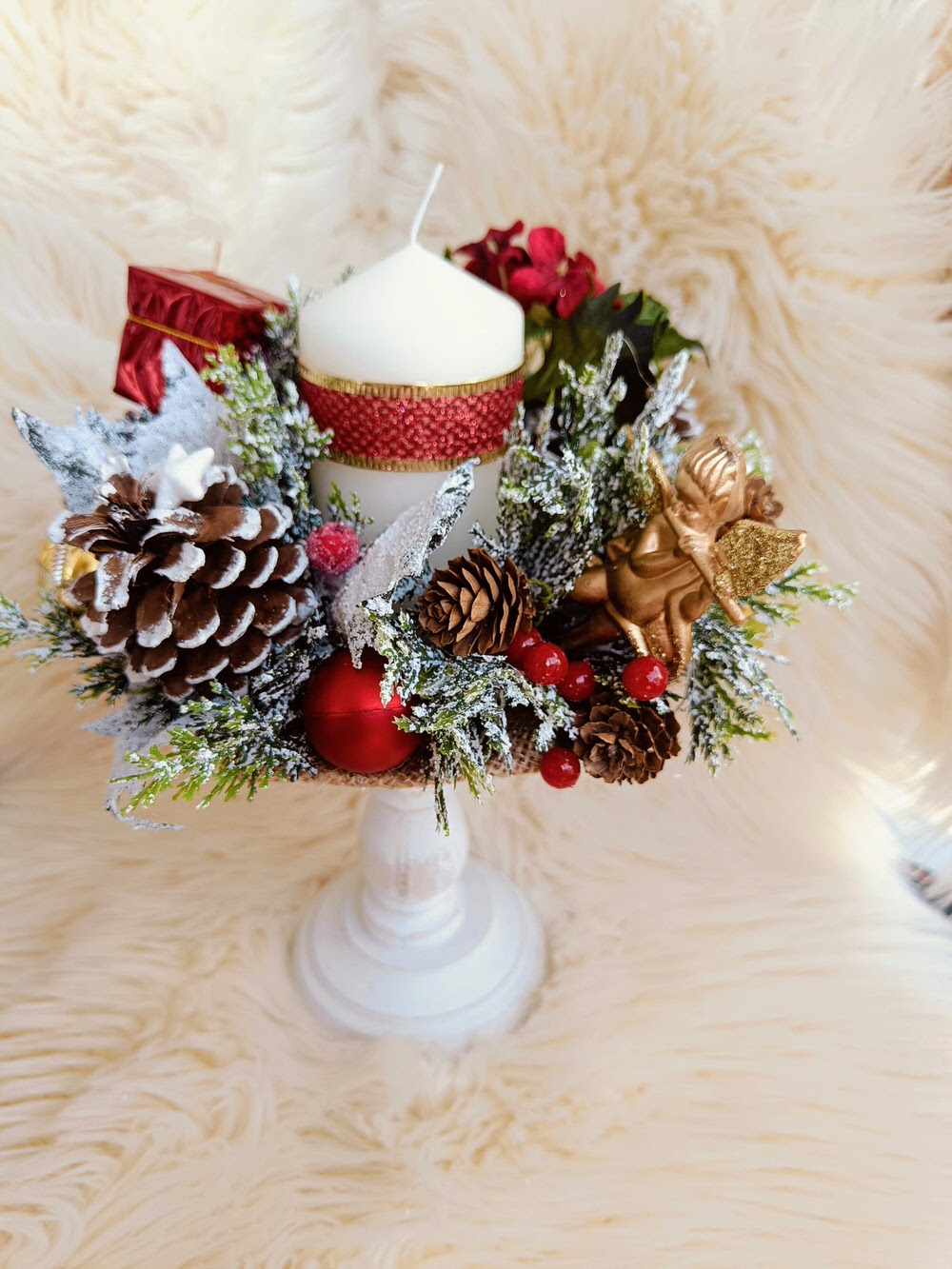 Decoratiune handmade cu lumanare si ingeras pentru masa de Craciun