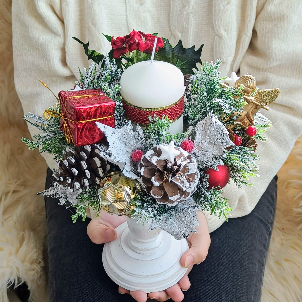 Decoratiune handmade cu lumanare si ingeras pentru masa de Craciun