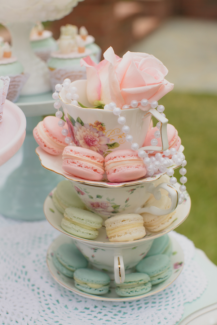 Cești de ceai cu motive florale și macarons pe margine - decorațiune masă nuntă