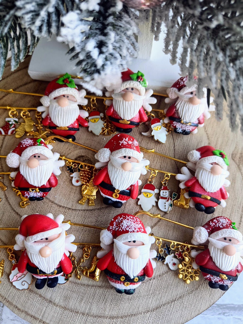 Magia Sărbătorilor la Rever: Broșe Handmade cu Moș Crăciun