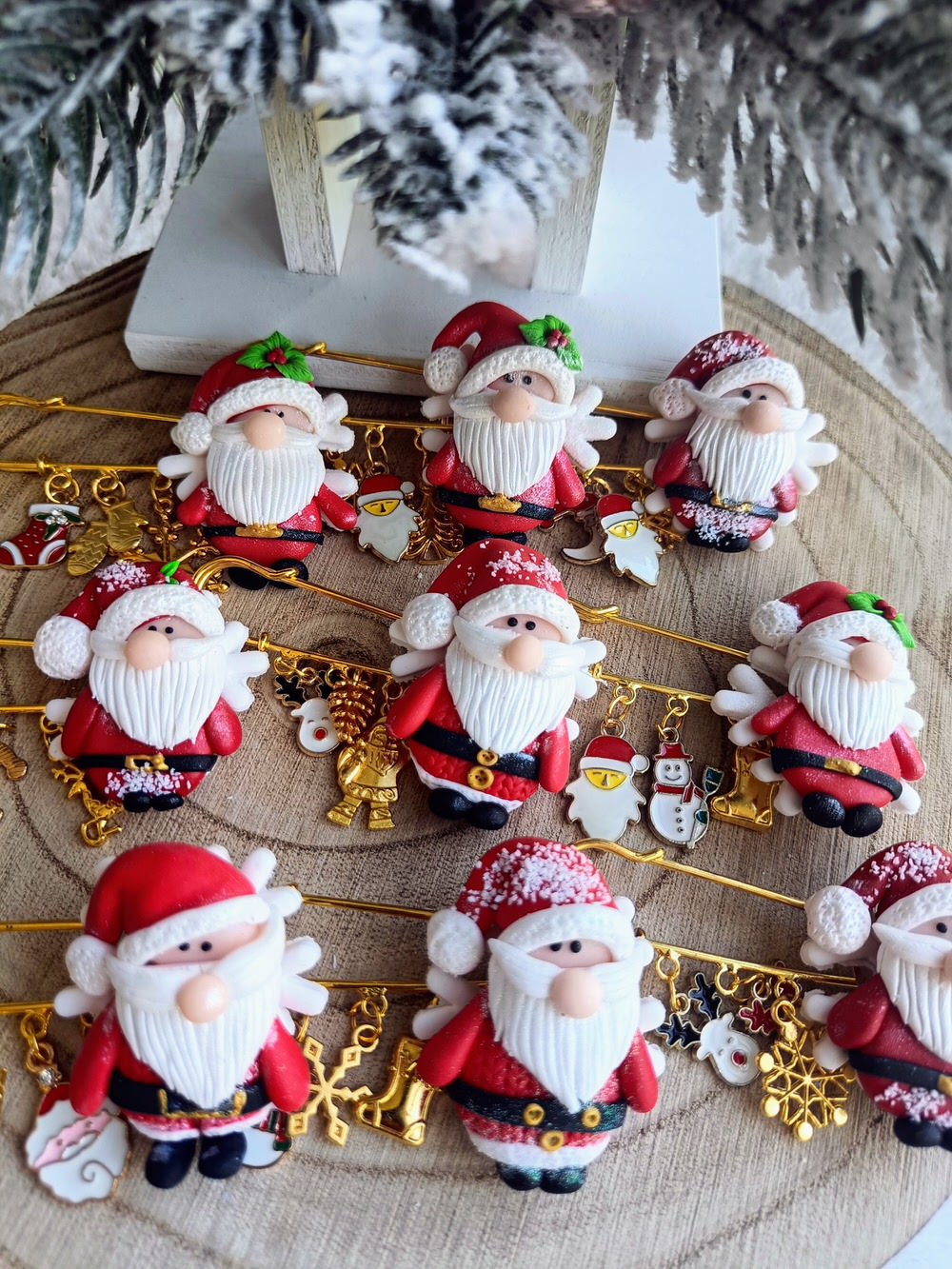 Magia Sărbătorilor la Rever: Broșe Handmade cu Moș Crăciun