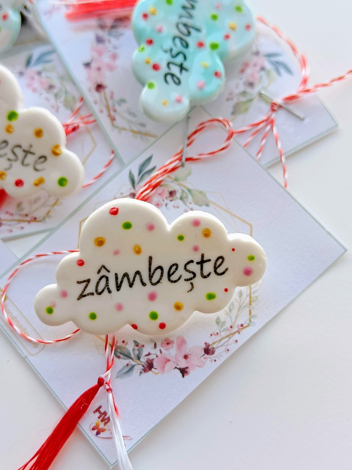 Martisoare Personalizate cu Mesaj - Zambeste