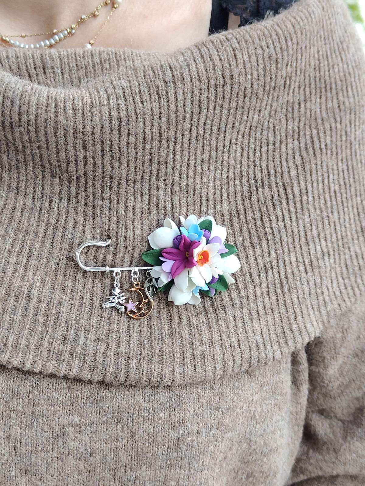 Martisor deosebit - Brosa cu buchet de primavara