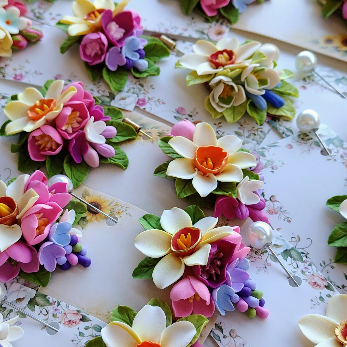 Brosa martisor cu narcise si liliac - modele unicat