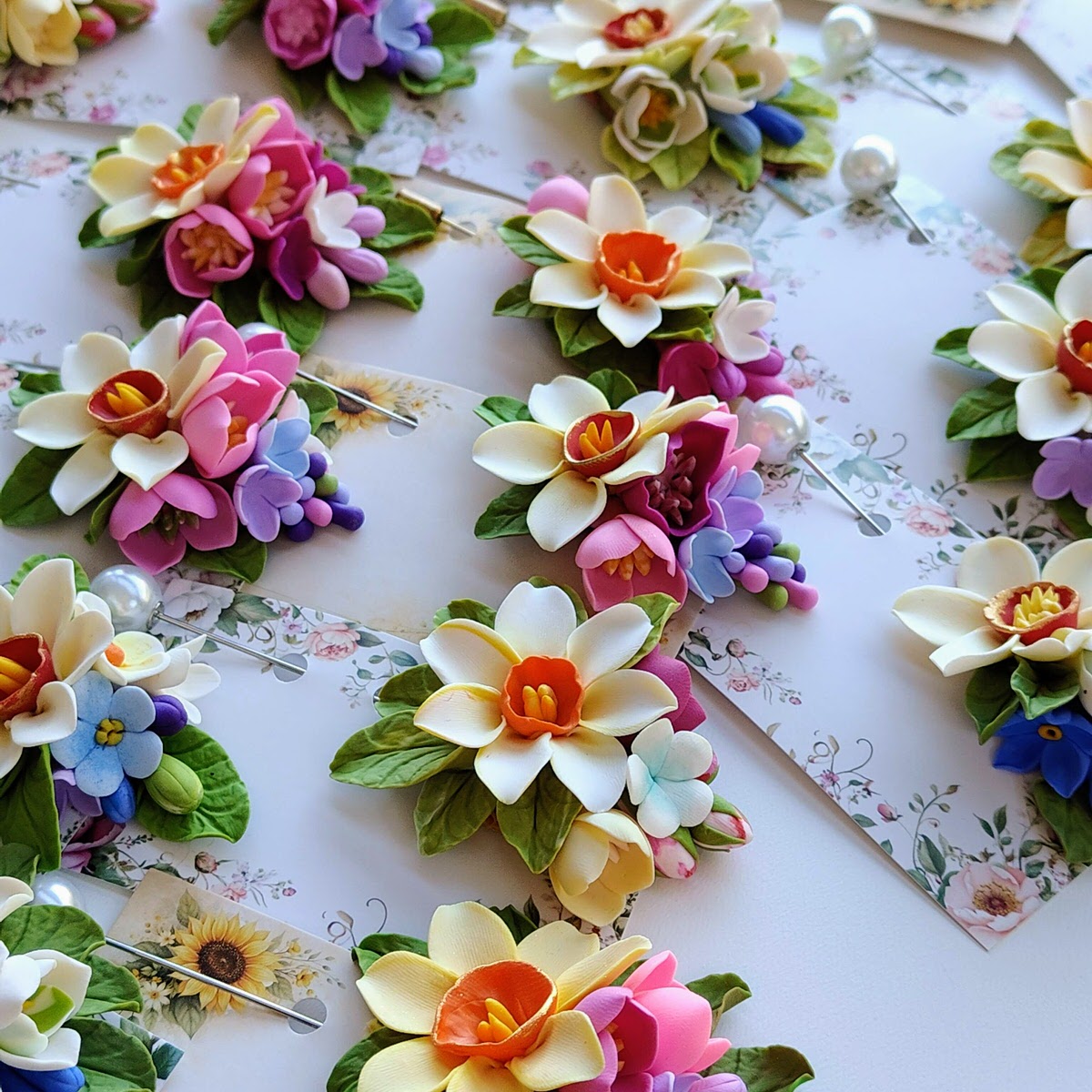 Brosa martisor cu narcise si liliac - modele unicat