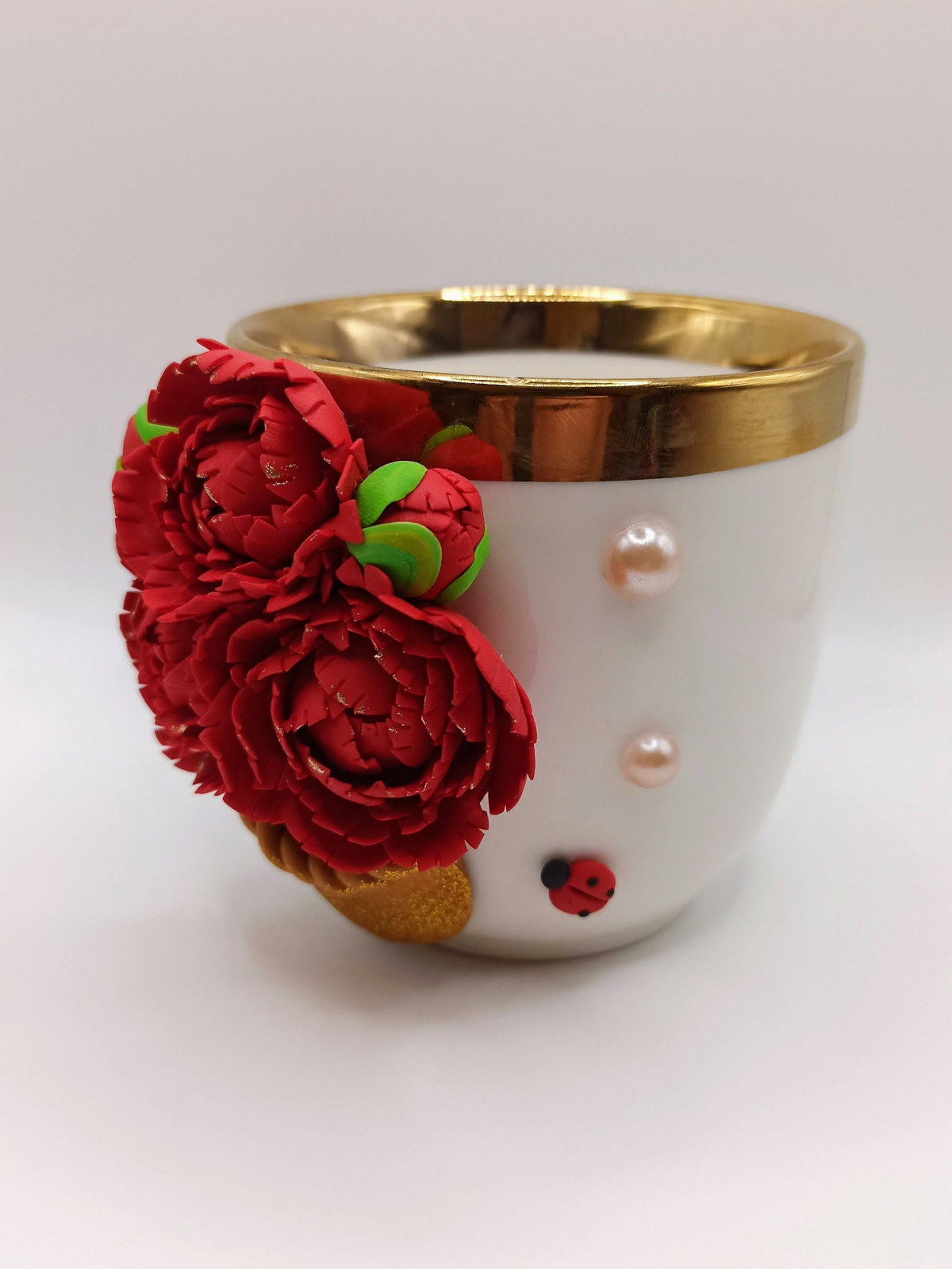 Cană handmade bujori roșii în coșuleț -INDISPONIBIL