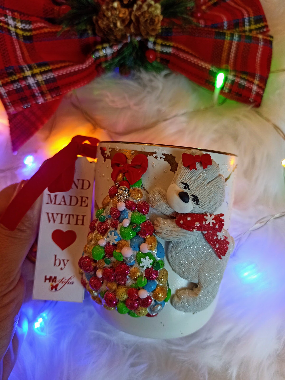 Cadou Magic de Crăciun: Cană personalizată Mama urs împodobind bradul