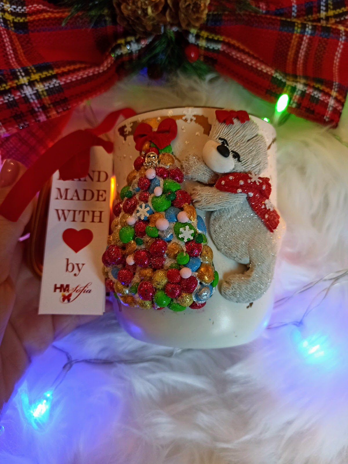 Cadou Magic de Crăciun: Cană personalizată Mama urs împodobind bradul