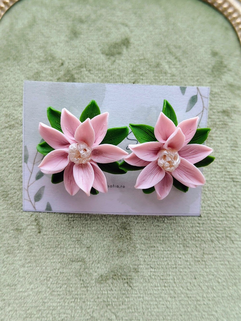 Cercei cu șurub - model floare roz pastel