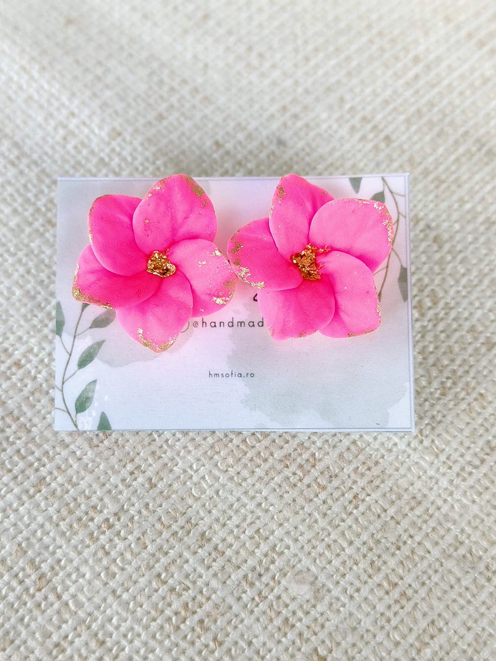 Cercei roz cu tijă și șurub - model floral