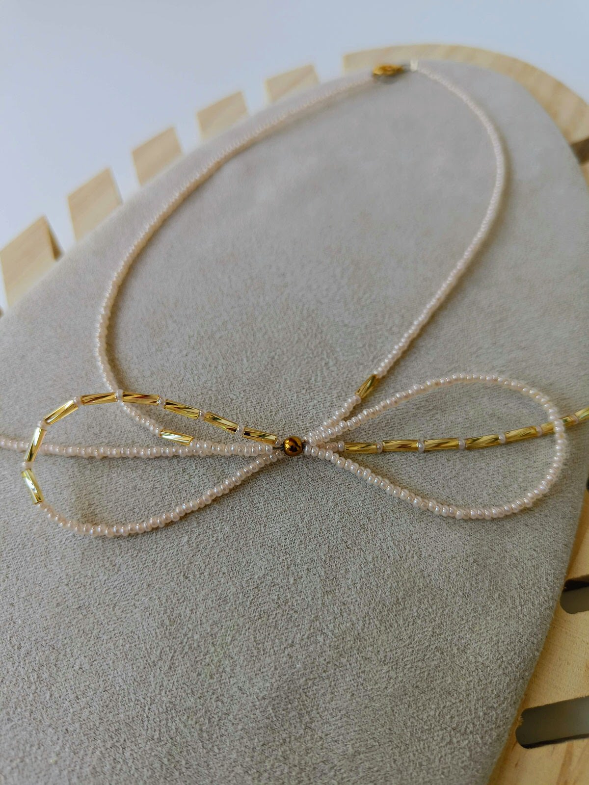 Colier ivoire la baza gatului - cu fundita bow tie din margele de nisip roz de 2 mm cu accente aurii