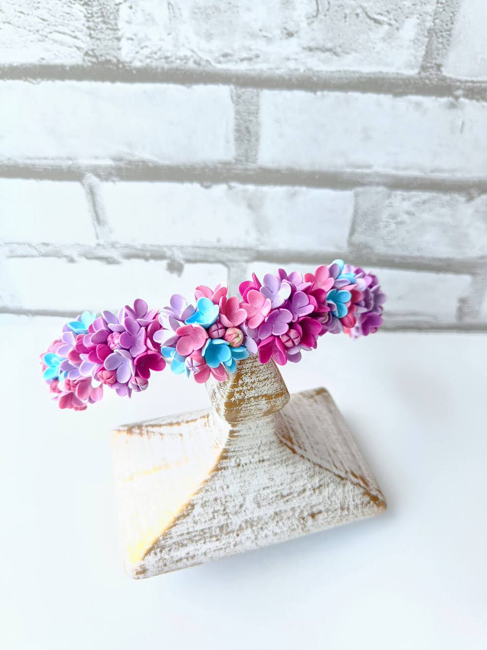 Bentiță handmade cu flori multicolore - liliac