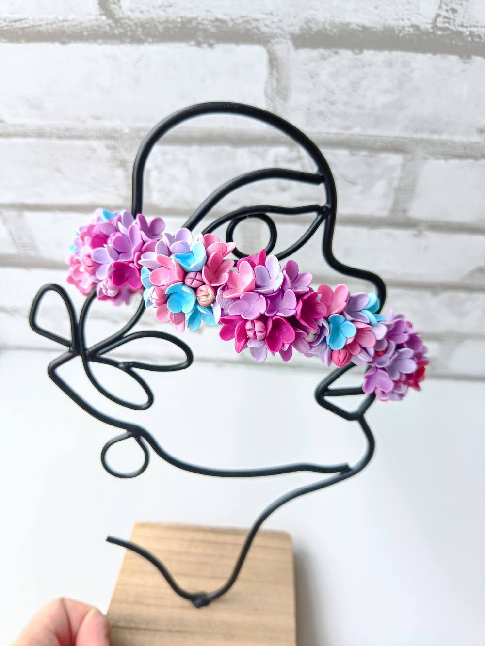 Bentiță handmade cu flori multicolore - liliac