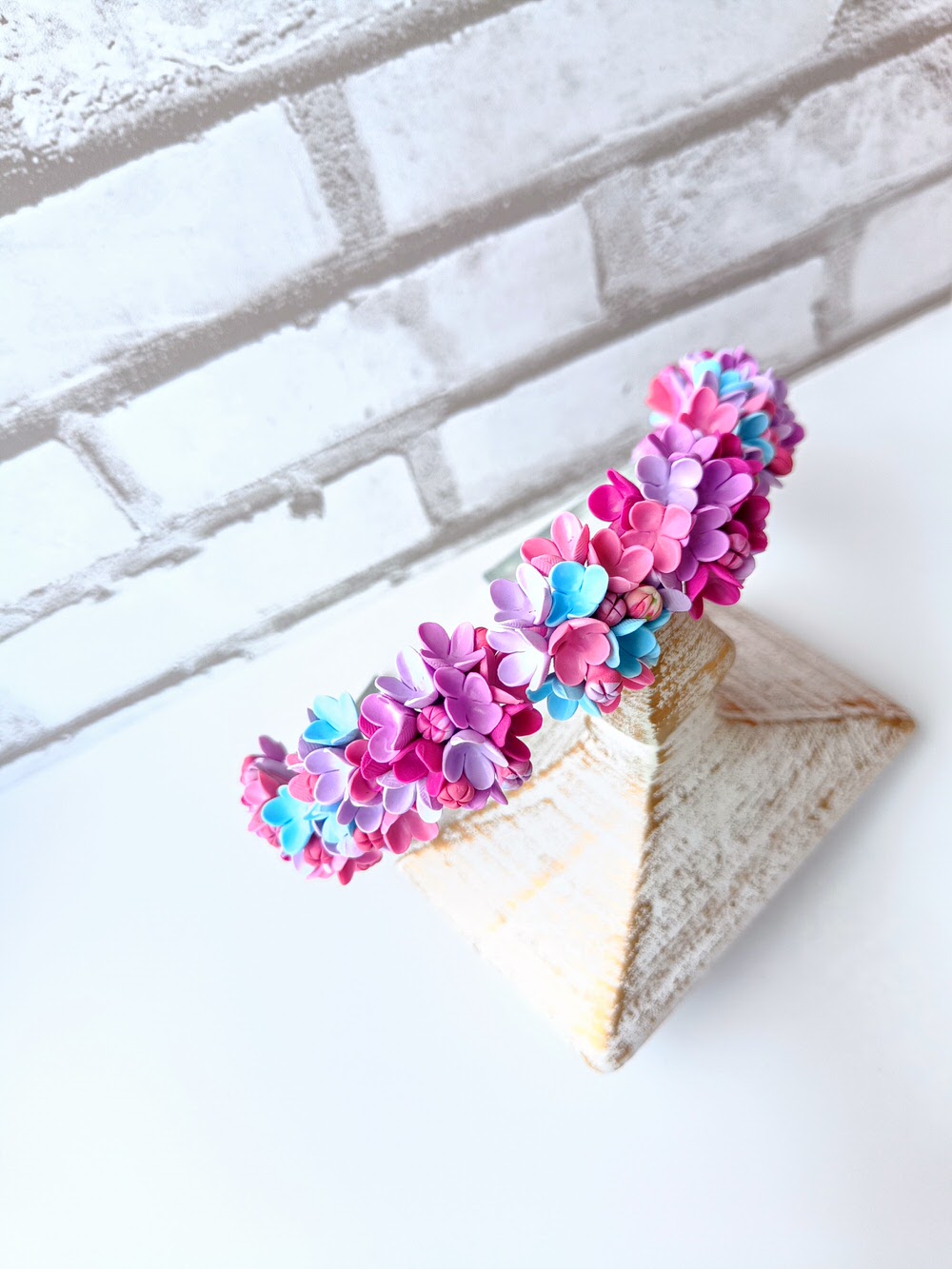 Bentiță handmade cu flori multicolore - liliac