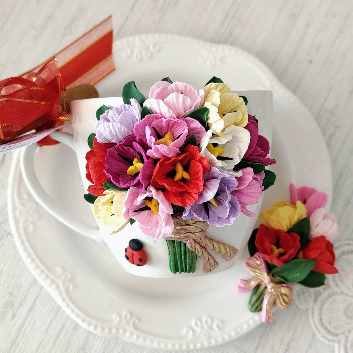 Set cafea decorat cu flori din fimo