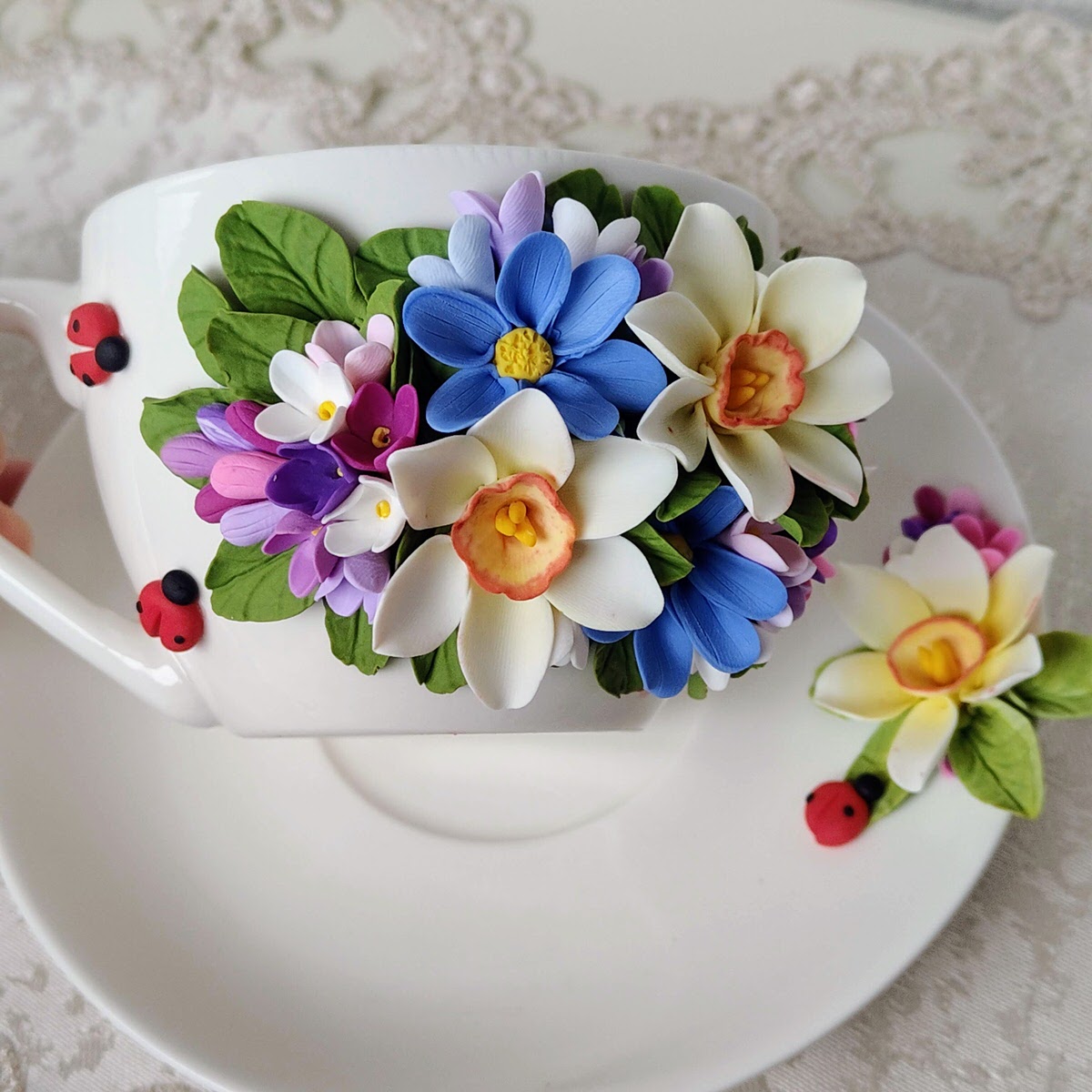 Set cafea cu buchet de flori multicolore