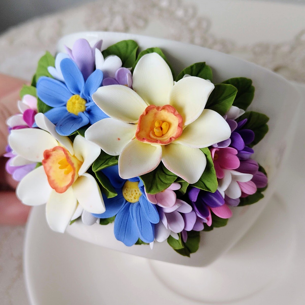 Set cafea cu buchet de flori multicolore