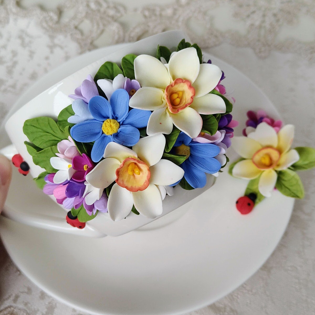Set cafea cu buchet de flori multicolore